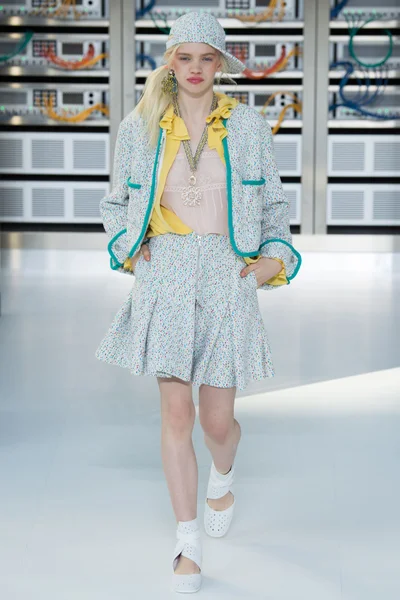 Look 10